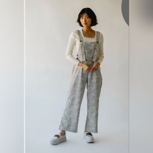 Stylish Sleeveless Jumpsuit with Button Detail